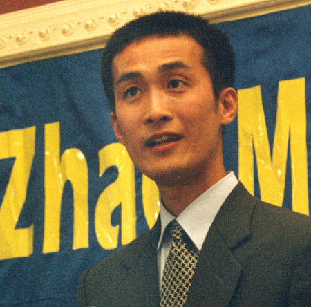 <b>Zhao Ming</b> beim Halten seiner Rede - 2002-5-23-2002-5-14-ir1