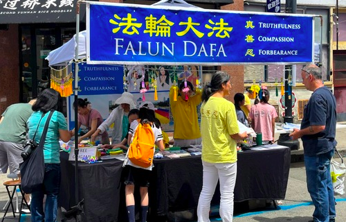 Image for article Boston: Chinatown Straßenfestbesucher unterstützen mit ihrerUnterschrift das „Falun-Gong-Schutzgesetz“