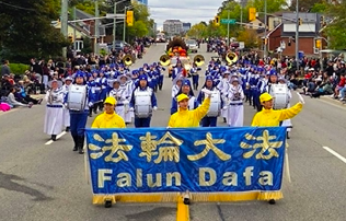 Image for article Kanada: Tian Guo Marching Band bringt Energie und Hoffnung zur Erntedank-Parade des Kitchener-Waterloo Oktoberfestes