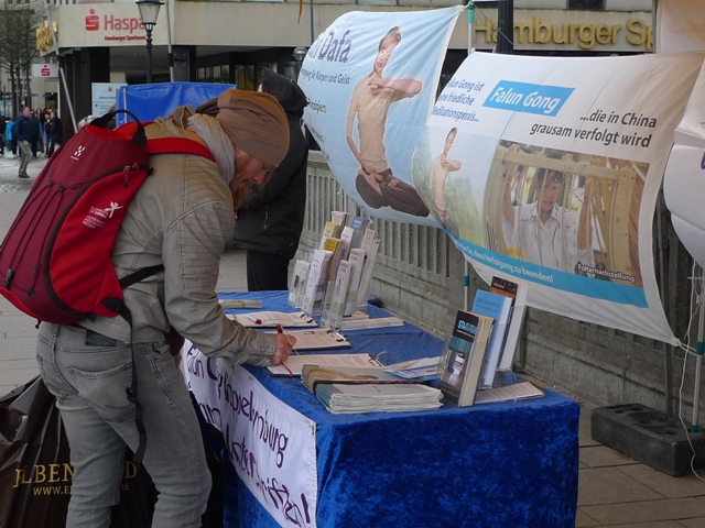 Menandatangani petisi untuk mengakhiri pengambilan organ secara paksa dari praktisi Falun Gong yang dipenjara di Tiongkok