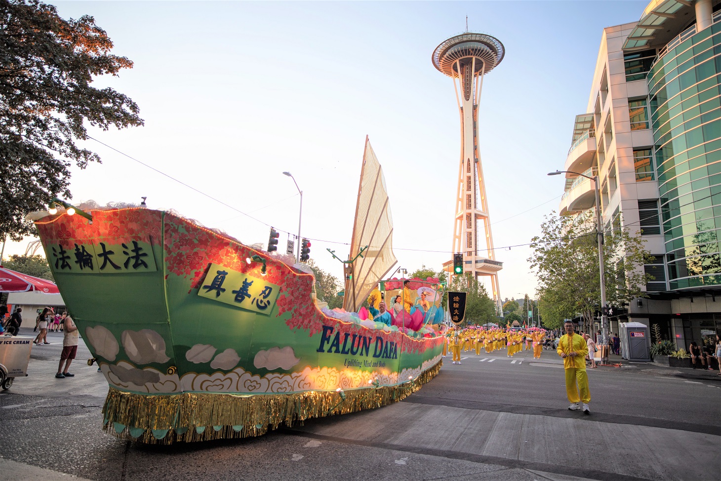 USA „FaBoot“ erstrahlt auf der Seafair Torchlight Parade in Seattle