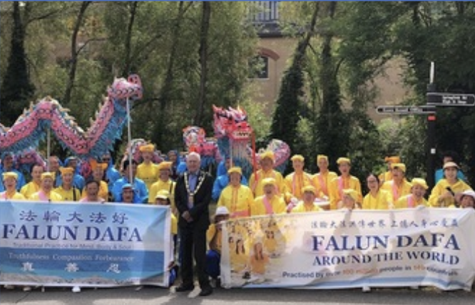 Image for article England: Falun-Dafa-Praktizierende nehmen am Karnevalsumzug in Chelmsford teil
