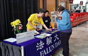 Image for article Nebraska, USA: Falun Dafa auf Gesundheitsmesse in Omaha
