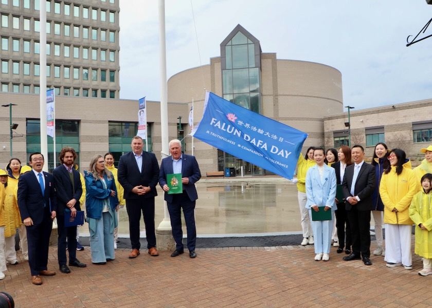 Image for article Flaggenhissung in Barrie, Kanada, zum Welt-Falun-Dafa-Tag 2025