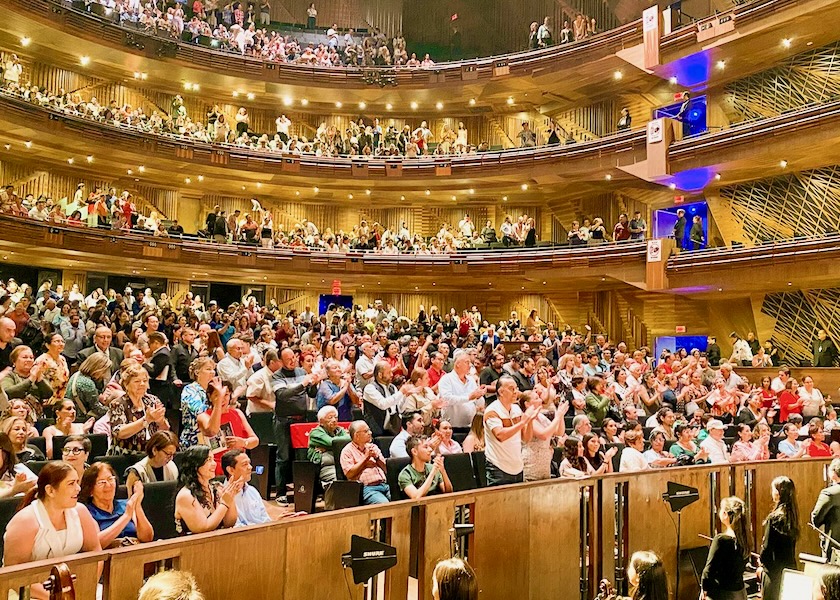 Image for article Shen Yuns Saison 2025 beendet: „Shen Yun bringt Licht ins Herz und in die Welt um uns herum“