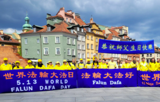 Image for article Polen: „Der größte Gewinn meiner Europa-Reise“ – Feierlichkeiten zum Welt-Falun-Dafa-Tag motiviert Warschauer Passanten