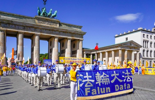 Image for article Zweitägige Feierlichkeiten in Berlin – Zuschauer beeindruckt von Falun Dafas Schönheit und Friedlichkeit