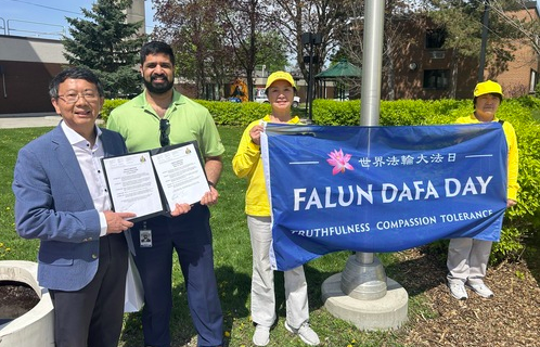 Image for article Kanada: Flaggenzeremonie und Proklamation – Bürgermeister von Cornwall würdigt Falun Dafa