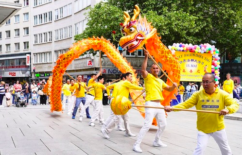 Image for article Frankfurt: Praktizierende feiern den Welt-Falun-Dafa-Tag mit der Öffentlichkeit