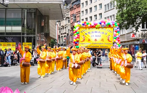Image for article Farbenfrohe Aktion auf der Frankfurter Zeil zum Welt-Falun-Dafa-Tag – unterstützt von Hessens Abgeordneten