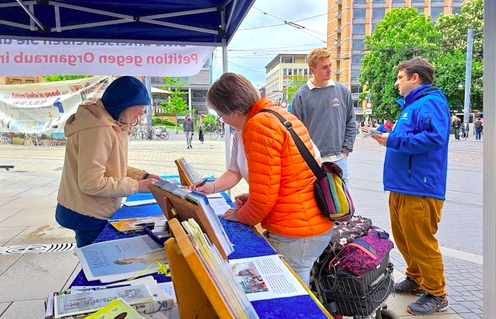 Image for article Freiburg: Gespräche mit jungen Chinesen am Informationsstand anlässlich des „25. April-Appells“