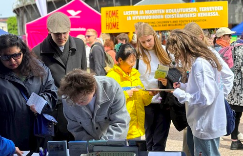 Image for article Finnland: „WeltDorfFest“-Besucher erfahren von jahrzehntelanger Verfolgung von Falun Dafa