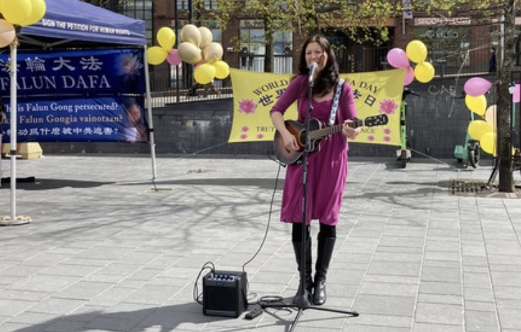 Image for article Finnland: Feierlichkeiten zum Welt-Falun-Dafa-Tag ziehen Passanten an