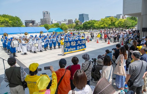 Image for article Hiroshima: Beitrag der Falun-Dafa-Praktizierenden begeistert Zuschauer auf Blumenfest