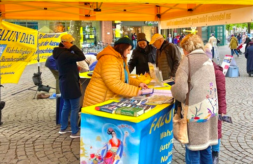 Image for article Veranstaltung in München zum Gedenken an den Protest vom 25. April 1999 – Passanten würdigen den friedlichen Widerstand der Falun-Dafa-Praktizierenden