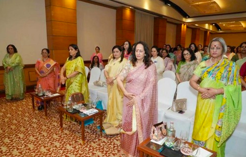 Image for article Indien: Praktizierende stellen auf Einladung einer ehrenamtlichen Frauenorganisation in Mumbai Falun Dafa vor