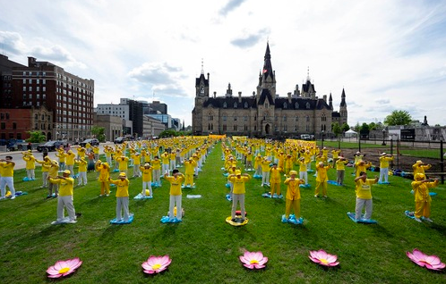 Image for article Kanada: 15 Parlamentarier feiern auf Parliament Hill in Ottawa den Welt-Falun-Dafa-Tag