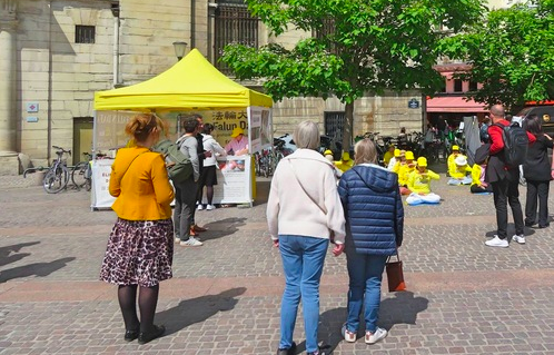 Image for article Pariser Stadtteil Chatelet: Passanten schätzen die Schönheit von Falun Dafa