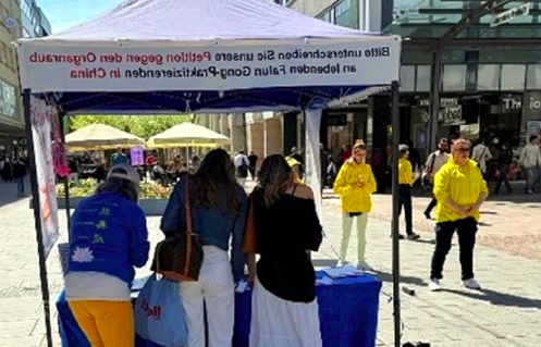 Image for article Saarbrücken: Zahlreiche Passanten über Falun Dafa und Organraub informiert