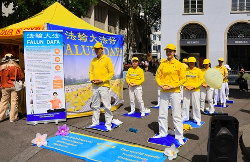 Image for article Zürich: Schweizer Praktizierende teilen ihre Freude am Welt-Falun-Dafa-Tag mit der Öffentlichkeit