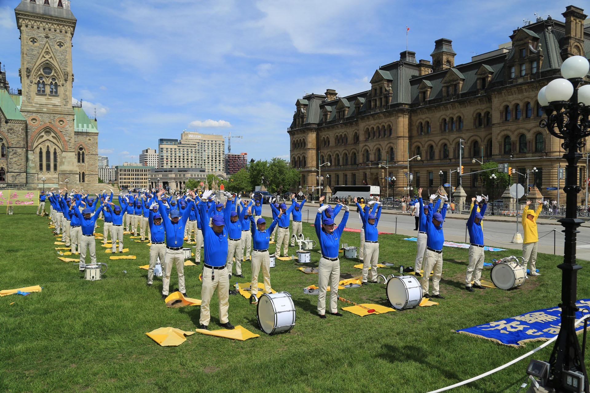 Image for article Falun-Dafa-Praktizierende im Osten Kanadas feiern den Welt-Falun-Dafa-Tag auf dem Parliament Hill