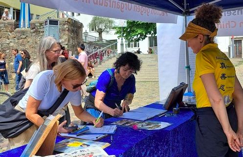 Image for article Freiburg: „Macht weiter so“ – Reges Interesse für Falun Dafa auf dem Augustinerplatz