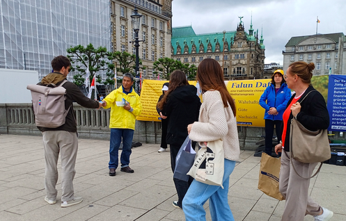 Image for article An Hamburger Touristen-Meile: Informationsstand zu Falun Dafa erregt Aufmerksamkeit