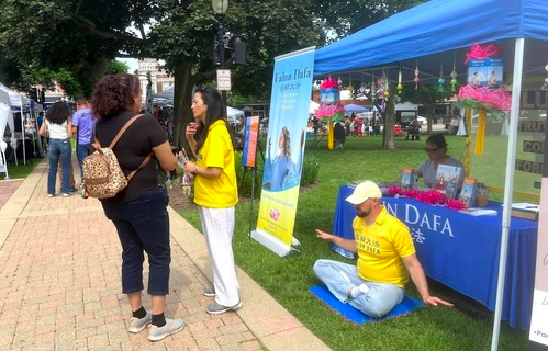 Image for article Chicago: „Das ist nicht nur ein normales Qigong, das ist etwas viel Höheres“ – Sommerfestbesucher angetan von Falun Dafas Werten