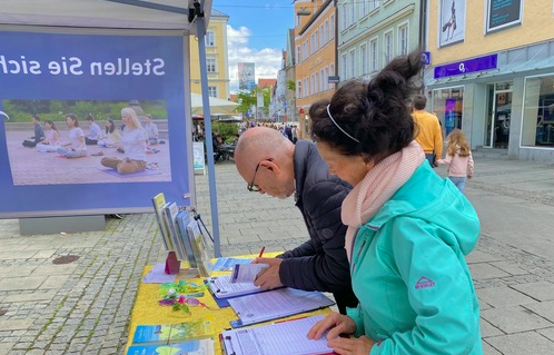 Image for article Ingolstadt: Gespräche über Falun Dafa am Informationsstand