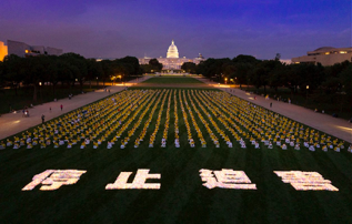 Image for article Washington, D.C.: Mahnwache mit Kerzenlicht gedenkt der Opfer von 26 Jahren Verfolgung
