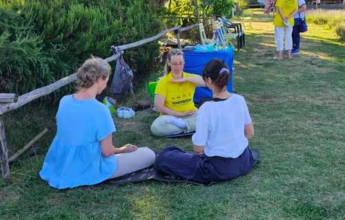 Image for article An vier aufeinanderfolgenden Wochenenden Falun Dafa vorgestellt – auf dem Lavendelfest im italienischen Assisi