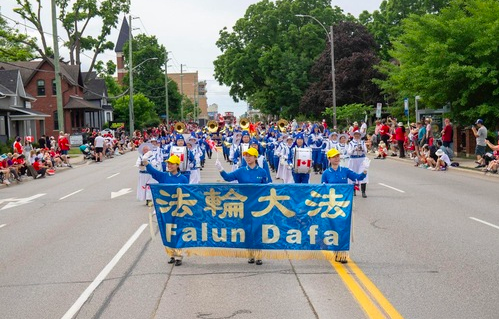Image for article „Wahrhaftigkeit, Güte und Nachsicht werden der Welt Frieden bringen!“ – Falun Dafa bei Canada-Day-Parade in Aurora herzlich willkommen geheißen
