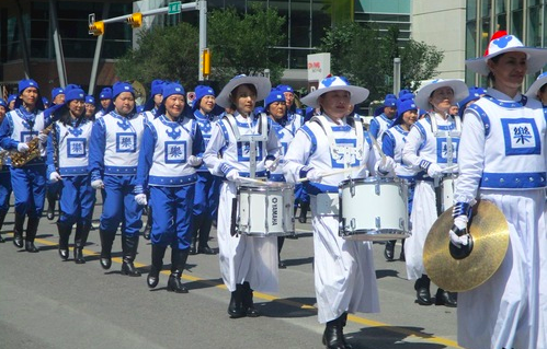 Image for article Kanada: Begeisterung für Falun Dafa auf Parade zur Calgary Stampede, der weltweit größten Open-Air-Veranstaltung