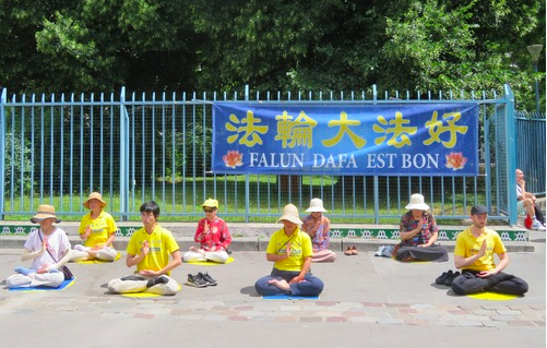 Image for article Paris: „Wahrhaftigkeit, Güte und Nachsicht sind brillante Werte“ – Passanten unterstützen Falun Dafa