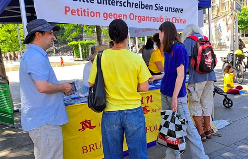 Image for article Freiburg: Erfolgreicher Informationstag vor der Universität