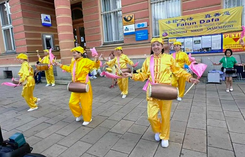 Image for article Tschechische Republik: Besuchern des Internationalen Filmfestivals in Karlsbad Falun Dafa vorgestellt