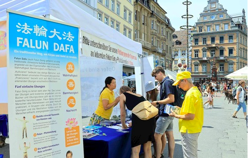 Image for article Veranstaltung an der deutsch-schweizerischen Grenze macht auf die Verfolgung von Falun Dafa aufmerksam