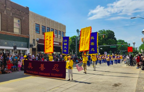 Image for article Michigan, USA: Falun Dafa bei Parade zum Unabhängigkeitstag in Ann Arbor herzlich begrüßt