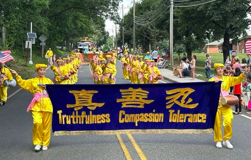 Image for article New Jersey: Zuschauer jubeln der Falun-Dafa-Gruppe bei Freedom Festival Parade zu