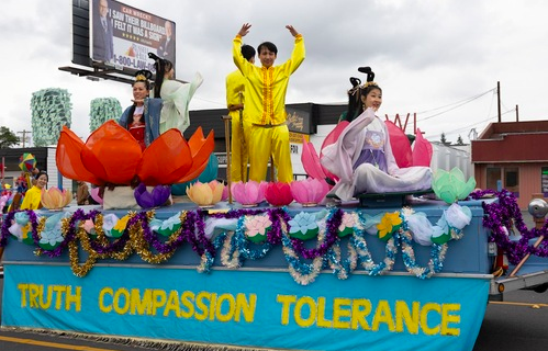 Image for article Washington State, USA: Herzliches Willkommen für Falun Dafa bei der Strawberry Festival Parade in Marysville