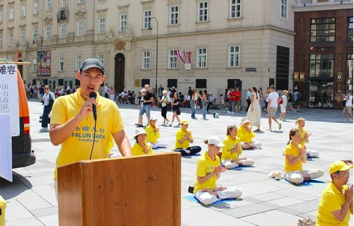 Image for article Wien: Kundgebung erinnert an 26 Jahre Einsatz für ein Ende der Verfolgung – unterstützt von der Öffentlichkeit