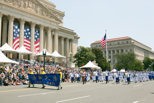 Image for article Washington, D.C.: Falun Dafa zum 18. Mal Teil der Parade zum Unabhängigkeitstag