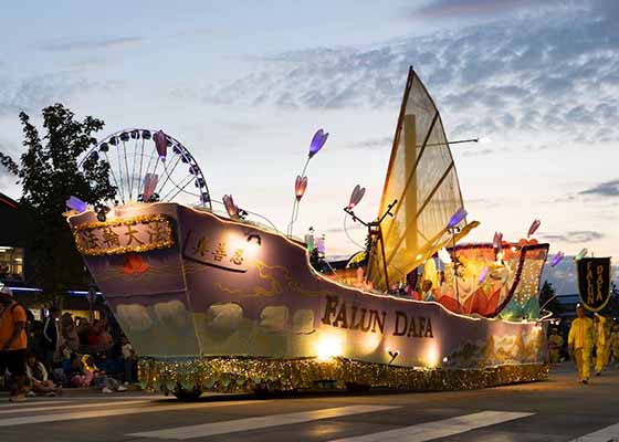Image for article Seattle, USA: Menschenmassen jubeln Falun Dafa bei Seafair-Fackelparade zu