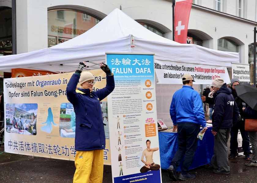 Image for article Die Öffentlichkeit in Konstanz verurteilt die Verfolgung von Falun Dafa – Teil II
