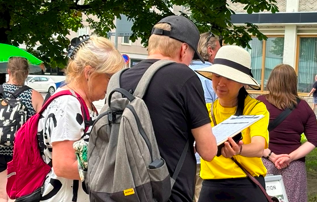 Image for article Finnland: Viele Besucher des beliebten Stadtfestes Puistofiesta sprechen sich mit Unterschrift gegen die Verfolgung von Falun Dafa aus