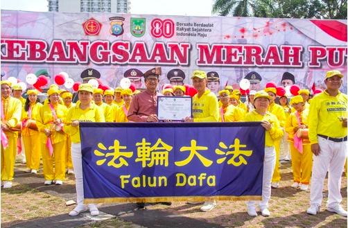 Image for article Batam, Indonesien: Falun Dafa begeistert bei der Unabhängigkeitsparade
