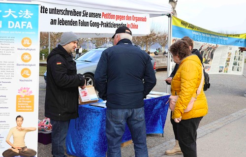 Image for article Die Öffentlichkeit in Konstanz verurteilt die Verfolgung von Falun Dafa – Teil IV