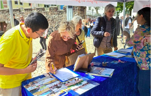 Image for article Freiburg: Austrittserklärungen von Chinesen am Informationsstand