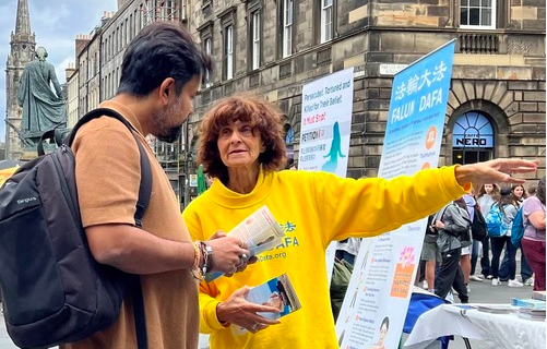 Image for article Schottland: Praktizierende prangern in Edinburgh die jahrzehntelange Verfolgung von Falun Dafa in China an