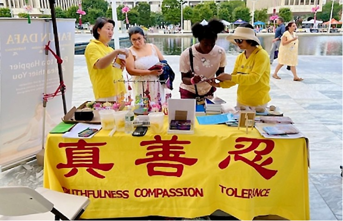 Image for article Albany, USA: Reges Interesse für Falun Dafa beim Food Festival – auch bei Regierungsangestellten